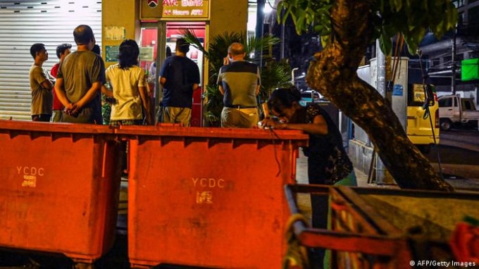 Nhiều người dân Myanmar bắt đầu phải đi lục thùng rác để tìm cái ăn. Ảnh: AFP