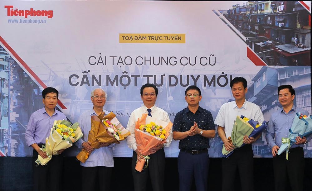Nhà báo Phùng Công Sưởng - Phó Tổng Biên tập báo Tiền Phong tặng hoa các vị khách mời tại buổi tọa đàm trực tuyến. Ảnh: TPO