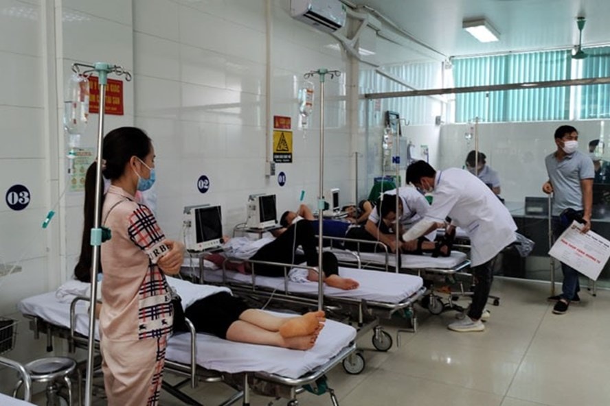Hình ảnh các bệnh nhân đang được cấp cứu tại Bệnh viện Đa khoa Hữu Nghị 103 vào lúc 10 giờ 30 phút ngày 23/4. Ảnh: laodong.vn