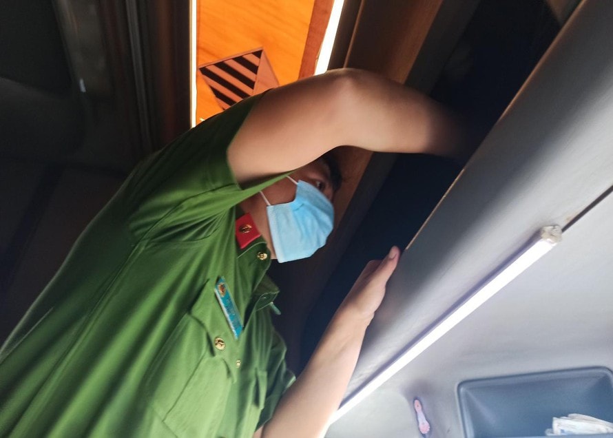 Công an tiến hành kiểm tra phương tiện của tài xế C.M. Ảnh: tienphong.vn