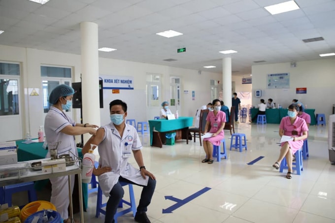 Hiện nay công tác triển khai tiêm chủng vắc xin COVID-19 ở Việt Nam được tiến hành khoa học, trách nhiệm cao (ảnh TL).