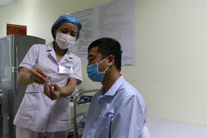 Người dân cần tuân thủ hướng dẫn của Bộ Y tế khi tham gia tiêm chủng vắc xin COVID-19 (ảnh TL).
