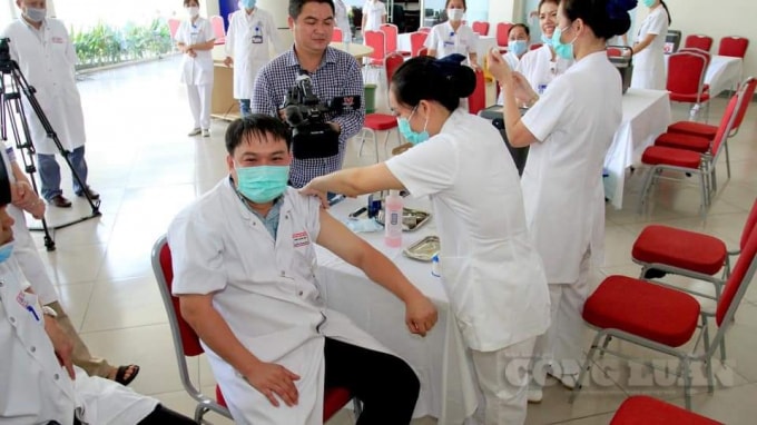 Tiêm chủng vắc xin cho TS. Nguyễn Thanh Xuân, Phó Giám đốc BV Trung ương Huế.