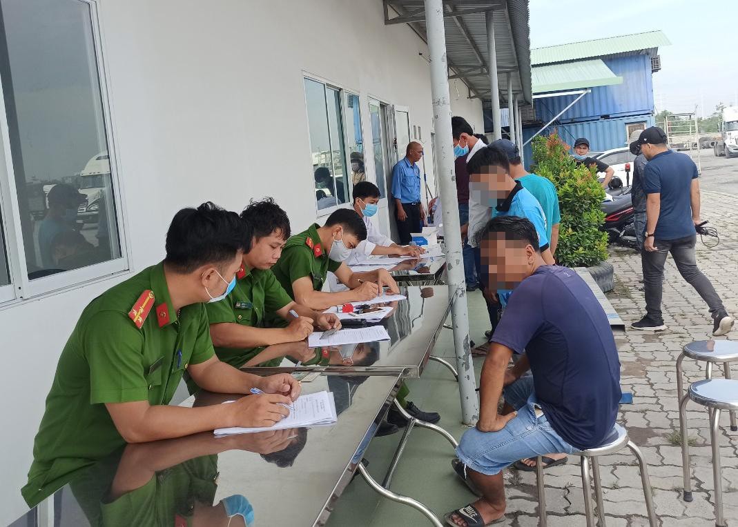 Có gần 100 tài xế được kiểm tra ma túy. Ảnh: tienphong.vn