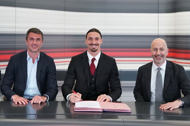 Tiền đạo Ibrahimovic trong buổi lễ ký hợp đồng mới với Milan. Ảnh: AFP