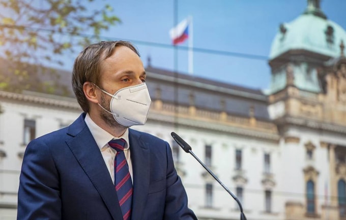 Ngoại trưởng Séc Jakub Kulhanek công bố quyết định trục xuất 63 nhà ngoại giao Nga khỏi Prague - Ảnh: EPA-EFE/MARTIN DIVISEK