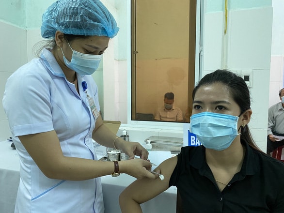 Quảng Nam tiến hành tiêm 8.400 liều vắc xin Covid-19 cho lực lượng tuyến đầu chống dịch. Ảnh: TL