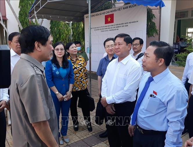 Đoàn kiểm tra, giám sát công tác chuẩn bị bầu cử tại khu vực bỏ phiếu số 01, UBND phường Mỹ Hải, thành phố Phan Rang - Tháp Thàm, tỉnh Ninh Thuận.