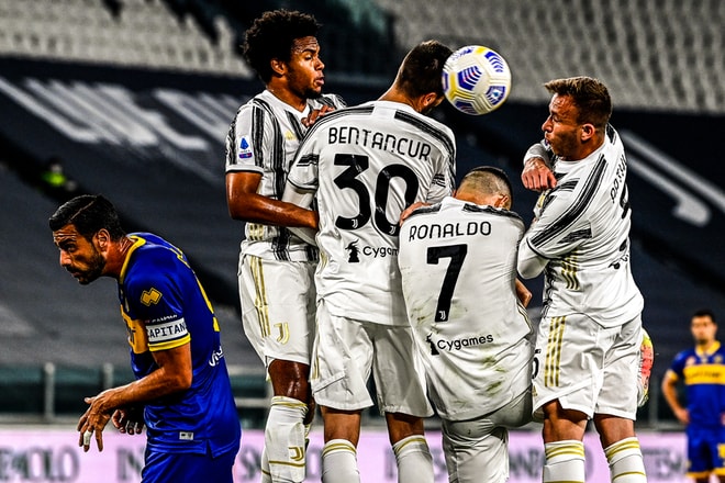 Tình huống cúi đầu của Ronaldo khi phòng ngự khiến Juventus nhận bàn thua. Ảnh: Getty Images