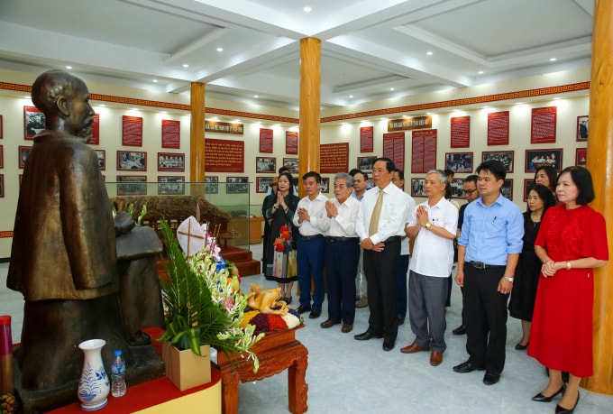 Các đại biểu dâng hương tại Nhà Trưng bày của HNBVN (Ảnh: Sơn Hải)