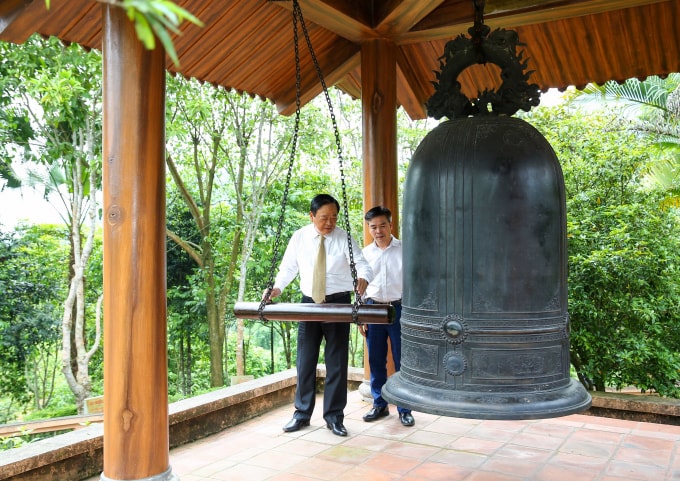 Phó Chủ tịch Hội Nhà báo Việt Nam Mai Đức Lộc thỉnh 9 tiếng chuông trước khi vào dâng hương Chủ tịch Hồ Chí Minh. Ảnh: Sơn Hải