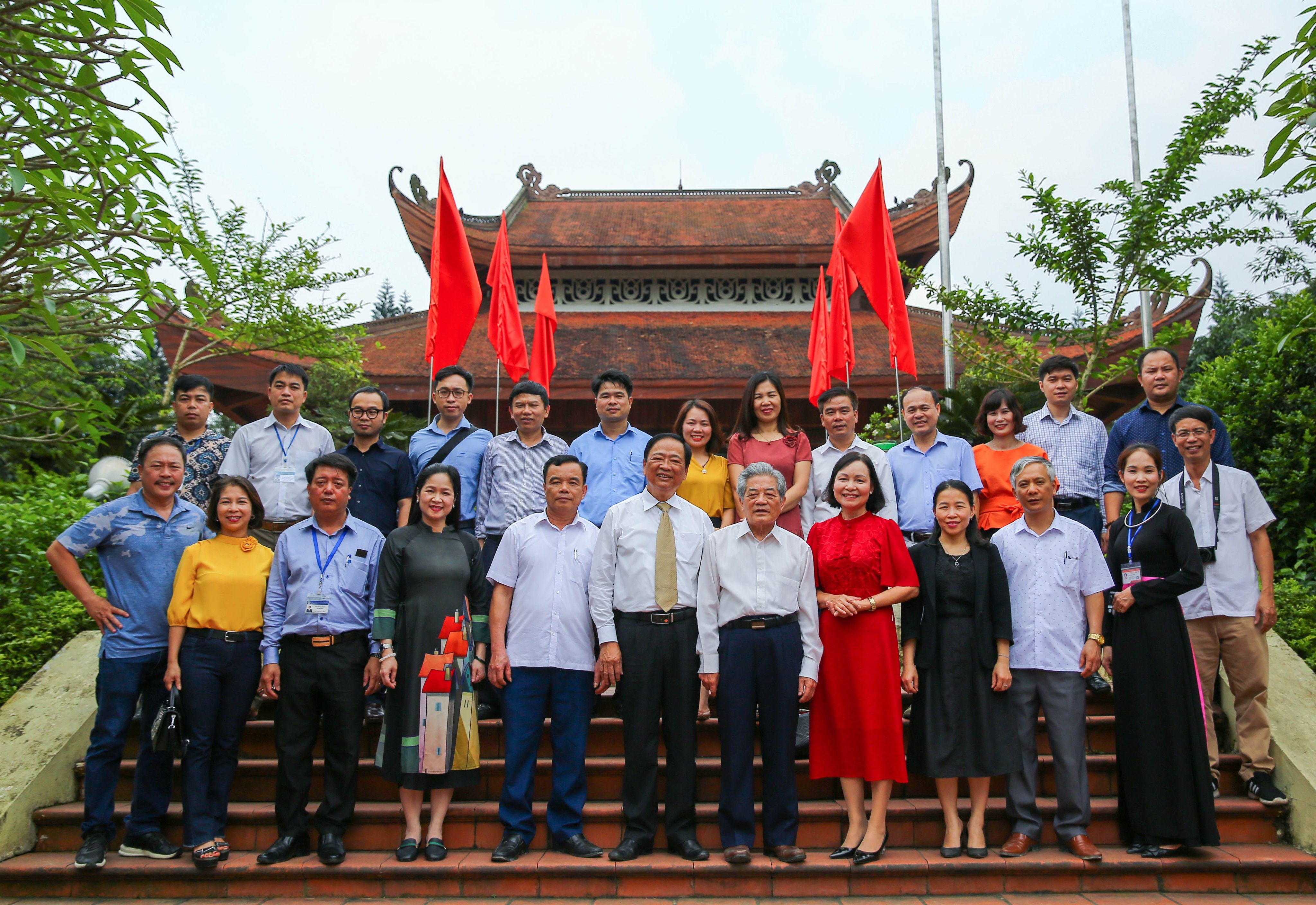 Đoàn đại biểu chụp ảnh lưu niệm tại Nhà tưởng niệm Chủ tịch Hồ Chí Minh