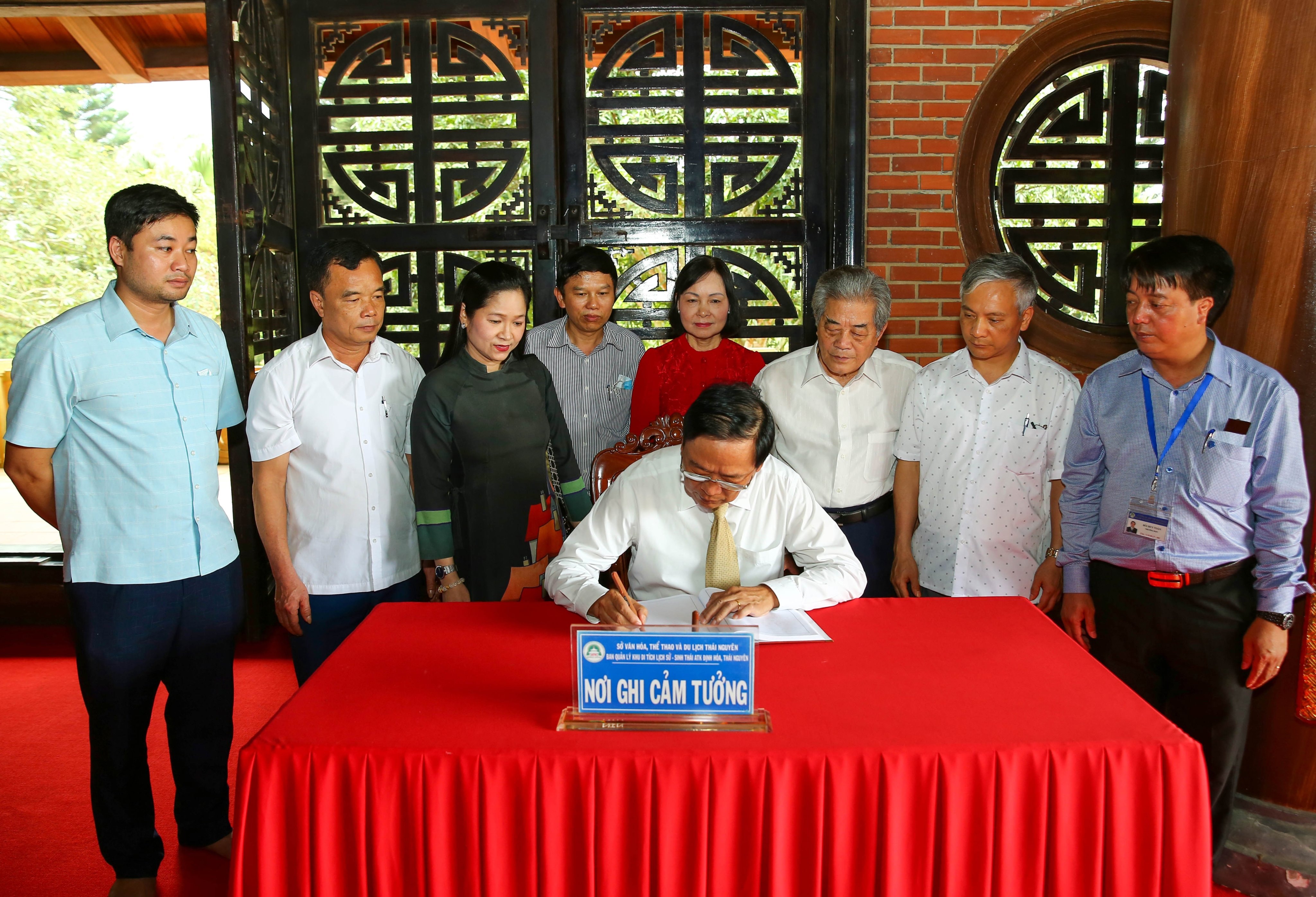 Phó Chủ tịch Hội nhà báo Việt Nam Mai Đức Lộc viết cảm tưởng tại Nhà tưởng niệm Chủ tịch Hồ Chí Minh. Ảnh: Sơn Hải