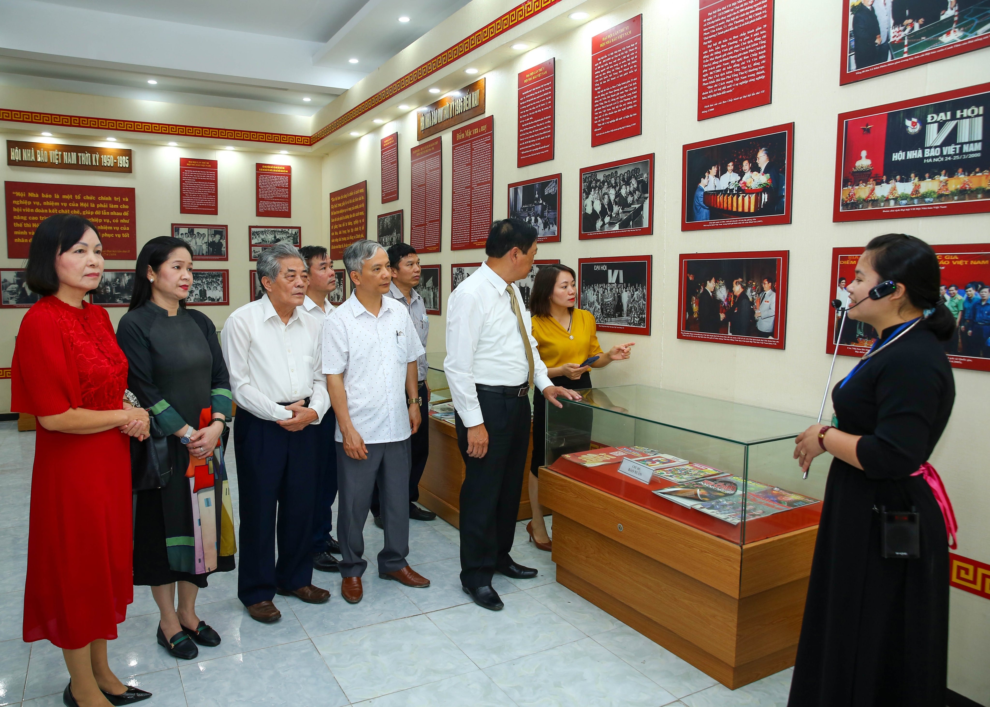 Các đại biểu cùng ôn lại truyền thống xây dựng, trưởng thành của Hội Nhà báo Việt Nam (Ảnh: Sơn Hải)