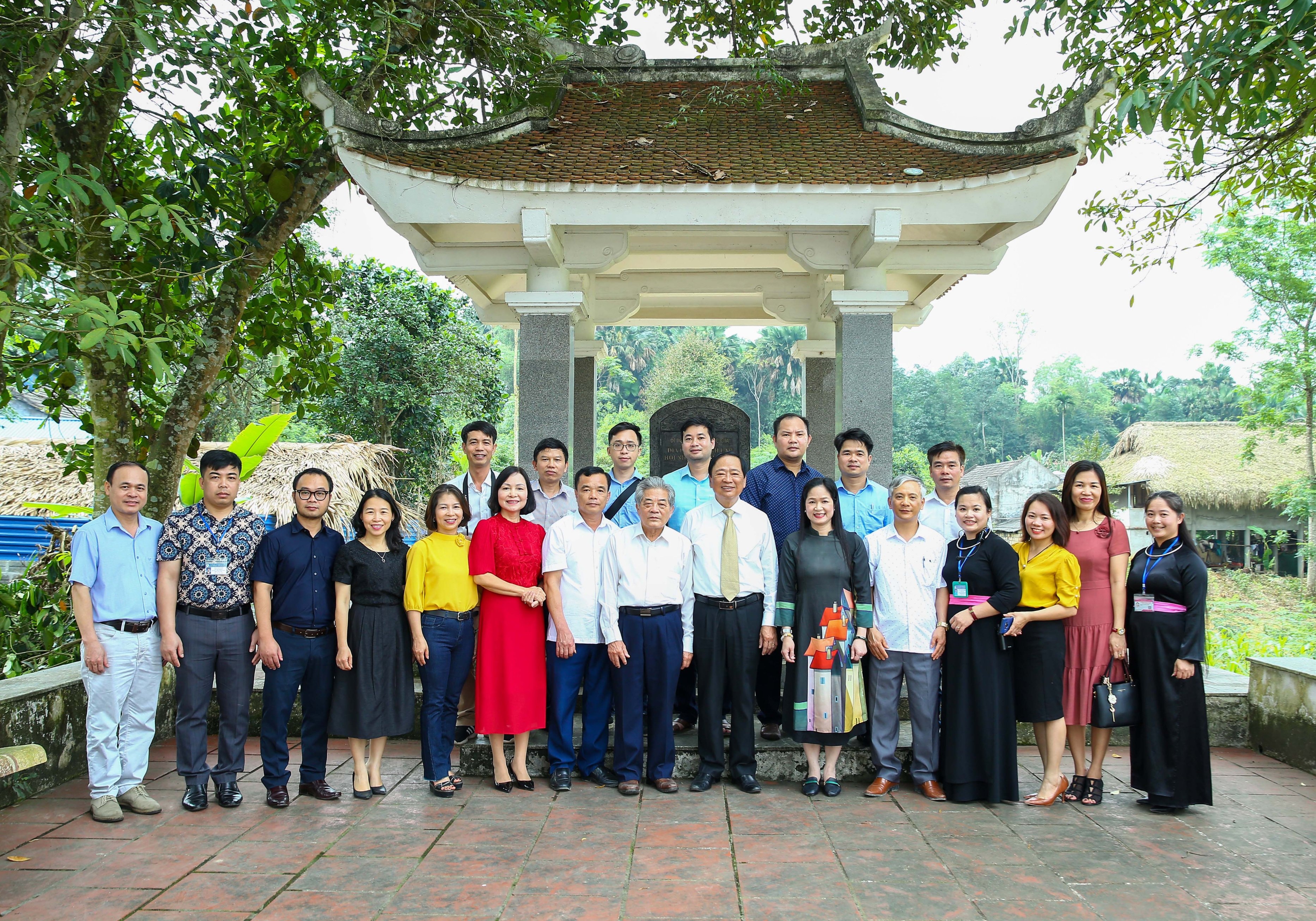 Đoàn đại biểu cùng chụp ảnh lưu niệm tại Bia Di tích lịch sử Địa điểm thành lập Hội Nhà báo Việt Nam. Ảnh: Sơn Hải