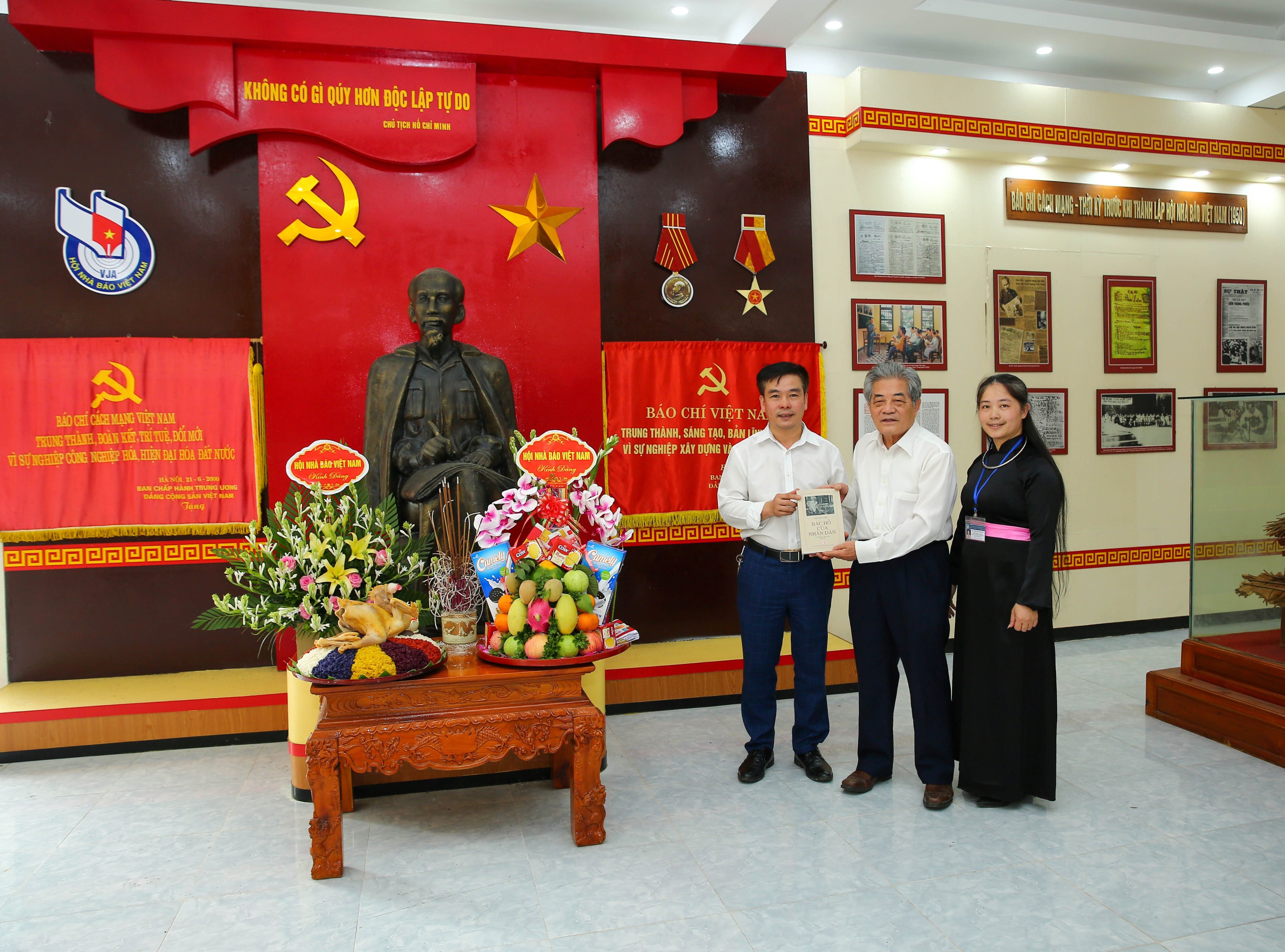 Nhà báo Nguyễn Uyển ( ở giữa), nguyên Trưởng ban Công tác Hội HNBVN đã trao tặng 5 cuốn sách của ông cho Nhà Trưng bày của HNBVN. Ảnh: Sơn Hải