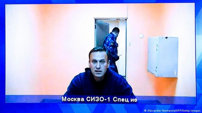 Alexei Navalny xuất hiện trên màn hình được dựng tại hội trường của Tòa án khu vực Moscow. Ảnh: Getty