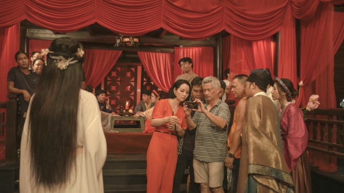 Đạo diễn, nhà sản xuất Mai Thu Huyền trên phim trường.