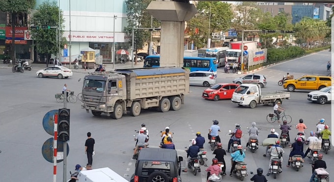 Bất chấp chốt CSGT hiện hữu, hàng loạt xe “hổ vồ” có dấu hiệu chở quá tải vô tư lưu thông qua ngã tư Văn Phú