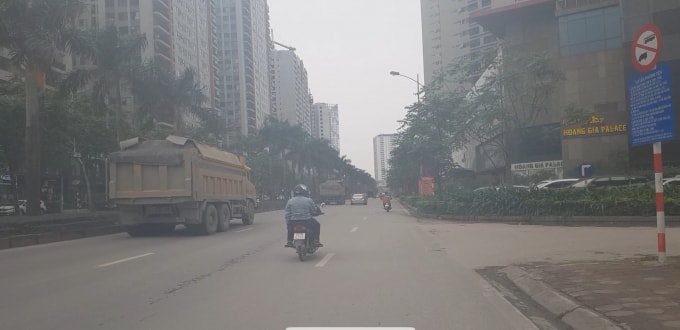 Mặc dù đã có biển cấm xe tải trên 10T hoạt động, hàng loạt xe trọng tải 20-40 tấn vẫn tung hoành trên tuyến đường Phúc La (Hà Đông)