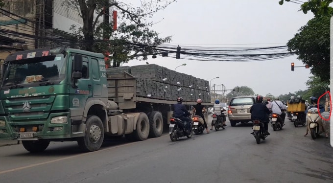 Chiếc xe rơ-mooc chở đầy gạch bê tông “vô tư” lưu thông qua ngã tư Cầu Tó trong sự bất lực của lực lượng CSGT