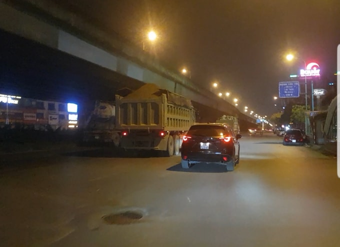 Từ 21h trở đi, những chiếc xe chở vật liệu, cát sỏi thi nhau oanh tạc các tuyến đường