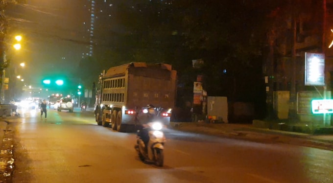 Nhiều xe chở phế thải xây dựng gây rơi vãi, ô nhiễm môi trường trầm trọng