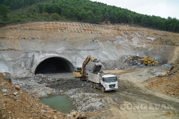 Hầm Thung Thi nằm trong gói thầu XL-12 thuộc Dự án thành phần cao tốc Bắc - Nam đoạn Mai Sơn - Quốc lộ 45 đang được nhà thầu đẩy nhanh tiến độ thi công