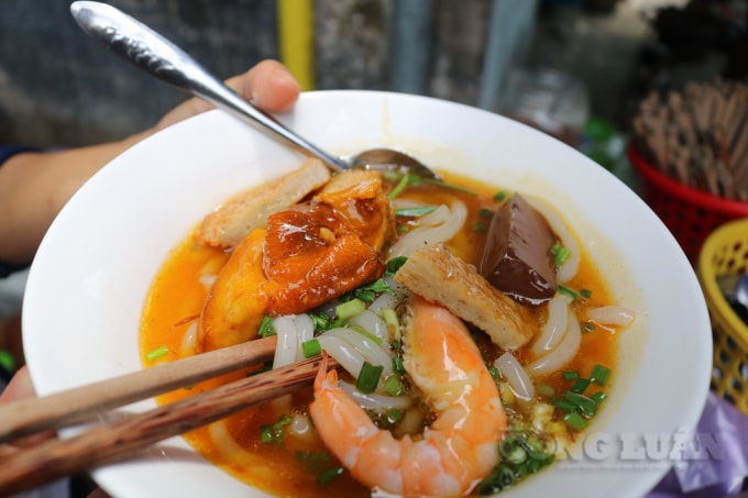 Tô bánh canh cua trông bắt mắt với đầy đủ nguyên liệu