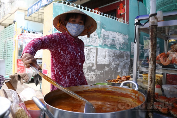 Quán ăn chị Mười của vợ chồng chị Trần Thị Trình (44 tuổi)