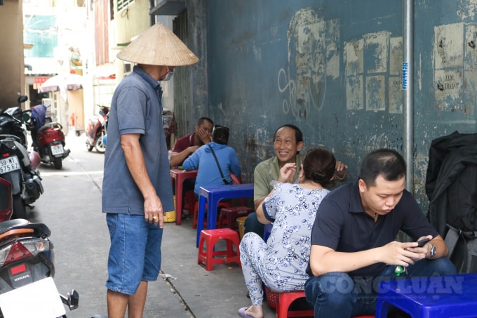 Nhiều khách hàng đến đây vừa ăn, vừa trò chuyện với vợ chồng chị Trình