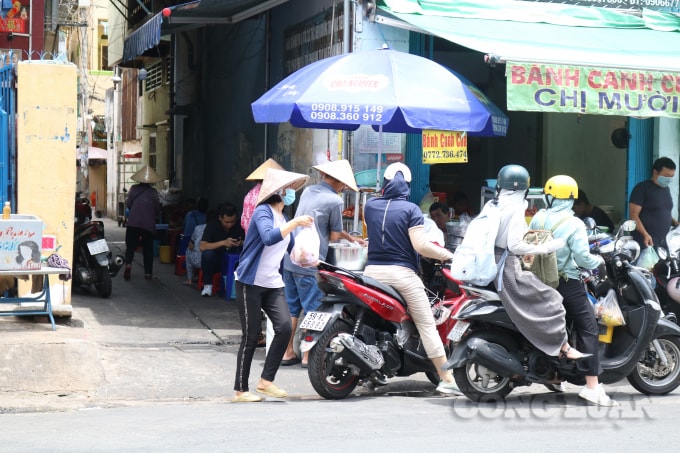 Quán chị Mười luôn nườm nượp khách vào giờ ăn trưa