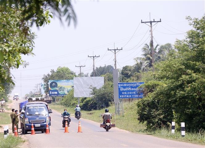 Lực lượng chức năng của Lào lập chốt tại các xã, phường tiếp giáp thủ đô Viêng Chăn với các tỉnh lân cận. Ảnh: TTXVN
