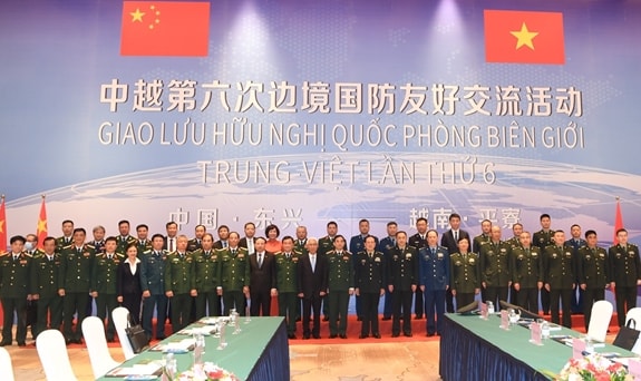 Đoàn đại biểu cấp cao Bộ Quốc phòng hai nước chụp ảnh chung. (Ảnh BQP)