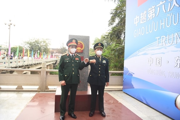 Bộ trưởng Quốc phòng hai nước chụp ảnh chung. (Ảnh BQP)