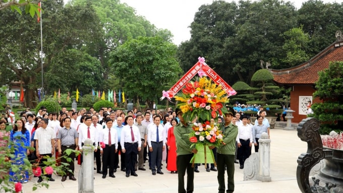 Bí thư Trung ương Đảng, Trưởng Ban Tuyên giáo Trung ương Nguyễn Trọng Nghĩa cùng các đại biểu dâng hoa tưởng niệm Chủ tịch Hồ Chí Minh tại Khu Di tích quốc gia đặc biệt Kim Liên.