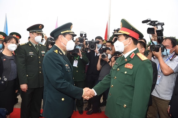 Bộ trưởng Quốc phòng Trung Quốc Ngụy Phượng Hòa đón Bộ trưởng Quốc phòng Việt Nam Phan Văn Giang sang Trung Quốc tham dự các hoạt động giao lưu, hội đàm. (Ảnh BQP)