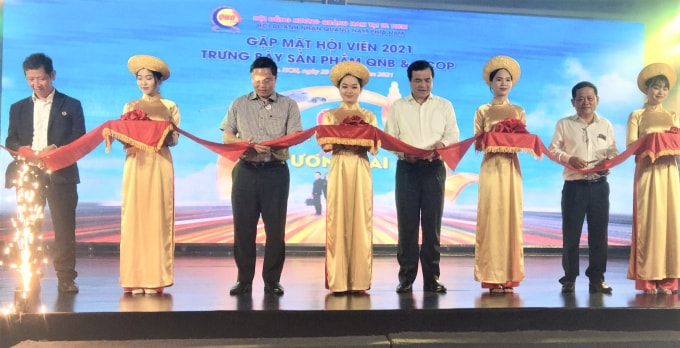 Lãnh đạo tỉnh Quảng Nam và Chủ tịch Hội đồng hương, Hội doanh nhân QNB cắt băng khai mạc trưng bày sản phẩm khởi nghiệp, OCOP