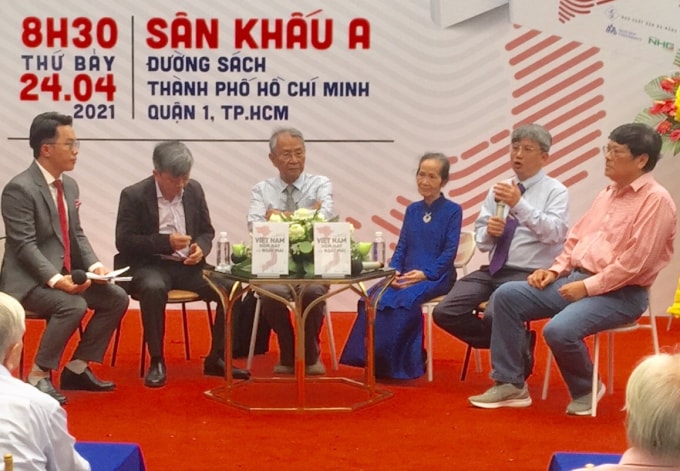 Các nhà trí thức tham gia giao lưu, trao đổi với các bạn đọc TP. HCM
