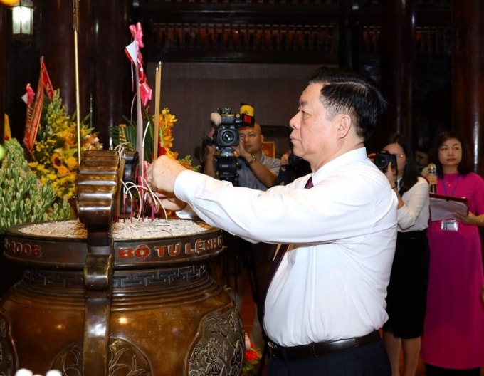 Bí thư Trung ương Đảng, Trưởng Ban Tuyên giáo Trung ương Nguyễn Trọng Nghĩa dâng hương lên anh linh Chủ tịch Hồ Chí Minh.