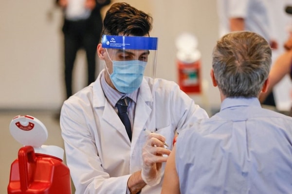Người dân được tiêm vaccine ngừa COVID-19 của Hãng Johnson & Johnson tại Chicago, Illinois, Mỹ ngày 6/4/2021. Ảnh: AFP
