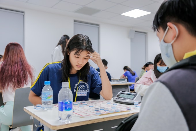 Một kỳ thủ đến từ khối trường THPT thi đấu rất tập trung.