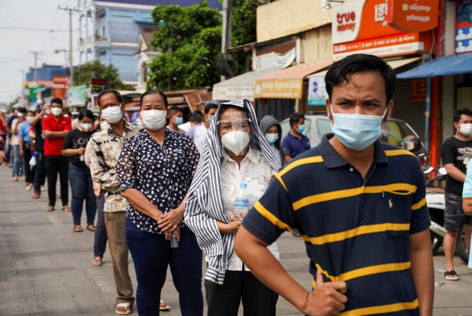 Người dân Campuchia xếp hàng chờ trước khi được tiêm vắc xin phòng COVID-19 ở Phnom Penh, Campuchia, ngày 22 tháng 4 năm 2021 - Ảnh: REUTERS / Cindy Liu