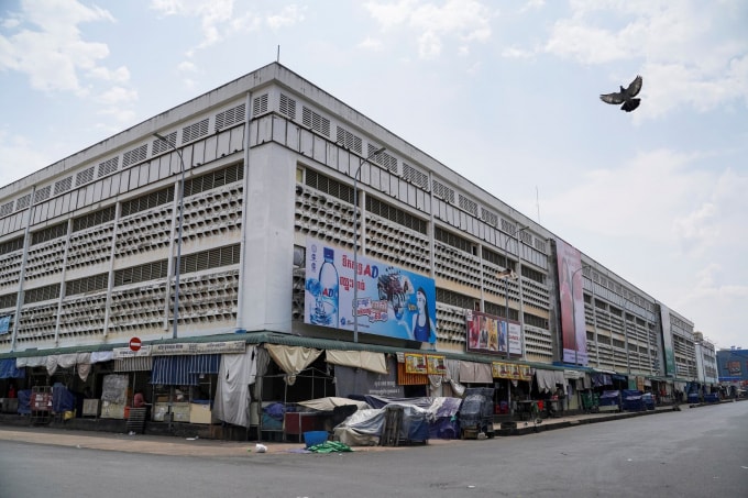 Quang cảnh một khu chợ bị đóng cửa, trong thời gian 14 ngày phong tỏa trên toàn thành phố, được thực hiện do số ca mắc COVID-19 ngày càng gia tăng, ở Phnom Penh, Campuchia, ngày 17 tháng 4 năm 2021 - Ảnh: REUTERS / Cindy Liu
