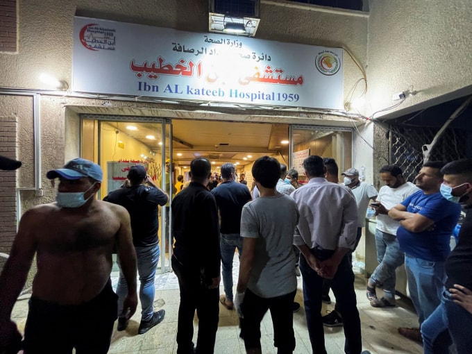 Mọi người tập trung tại bệnh viện Ibn Khatib sau vụ hỏa hoạn do nổ bình oxy ở Baghdad, Iraq, ngày 25 tháng 4 năm 2021 - Ảnh: REUTERS / Thaier Al-Sudani