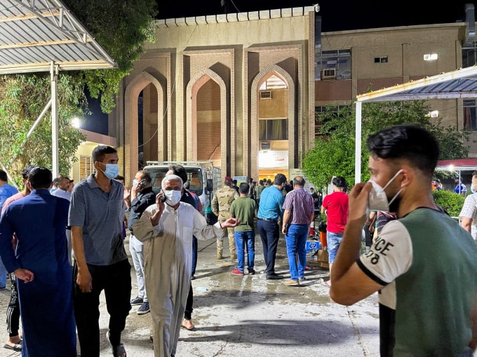 Nhiều người tập trung tại bệnh viện Ibn Khatib sau vụ hỏa hoạn - Ảnh: Reuters