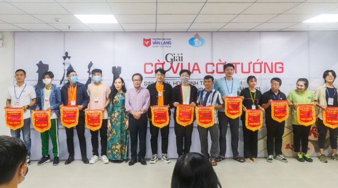 Đại diện các đội tham gia giải đấu nhận cờ lưu niệm của Ban tổ chức