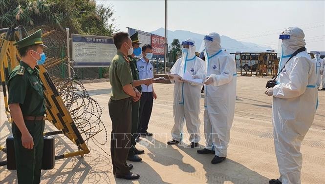 Lực lượng chức năng 2 bên tiến hành các thủ tục bàn giao và tiếp nhận công dân tại Lối mở A Pa Chải (Việt Nam) - Long Phú (Trung Quốc). Ảnh: TTXVN
