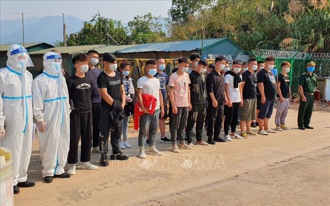 Lực lượng chức năng tỉnh Điện Biên bàn giao 20 công dân Trung Quốc cho lực lượng chức năng Trung Quốc. Ảnh: TTXVN