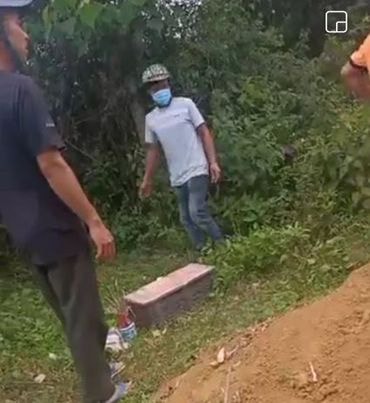 Người dân sau đó đã tiến hành chôn cất cháu bé. Ảnh: tuoitre.vn